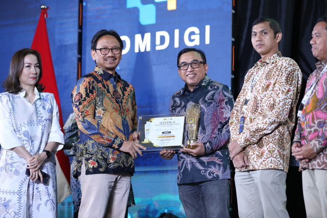 VP Corporate Communication Telkom, Andri Herawan Sasoko, saat menerima penghargaan dari Inspektur Jenderal Kementerian Komunikasi dan Digital RI, Arief Tri Hardiyanto, pada ajang Anugerah Media Humas (AMH) 2025 di Hotel Borobudur, Jakarta pada Rabu (12/11). Foto: dok. Telkom