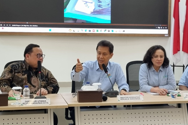 Menteri Kesehatan Budi Gunadi Sadikin (tengah) saat meresmikan Pet Scan dan Radioterapi serta bedah jantung MICS dan perbaikan katup mitral di RS Kemenkes, Surabaya, Senin (17/11/2025). Foto: Farusma Okta Verdian/kumparan