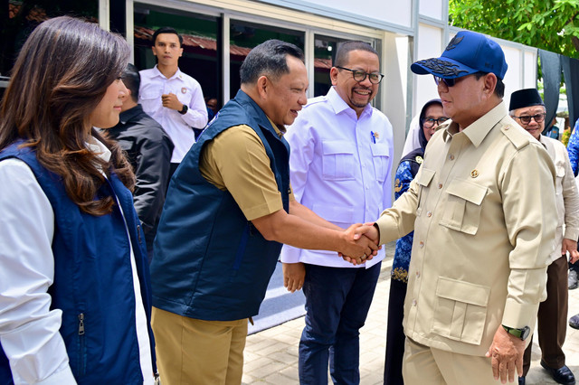 Mendagri Muhammad Tito Karnavian mendampingi Presiden  Prabowo Subianto dalam Peluncuran Program Digitalisasi Pembelajaran untuk Indonesia Cerdas di SMP Negeri 4 Kota Bekasi. Foto: Kemendagri RI