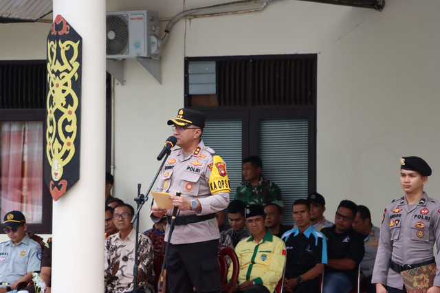 Kapolres Sekadau memimpin apel gelar pasukan Operasi Zebra Kapuas. Foto: Dok. Polres Sekadau