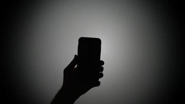 Ilustrasi Smartphone : media dalam bayang-bayang layar media, photo by Clint Patterson on Unplash