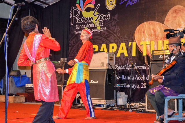 “Biola Aceh” atau Mob Mob, adalah salah satu ekspresi budaya yang memadukan drama syair sosial dan spiritual. Tradisi ini kini berada di ambang kepunahan dalam lanskap tradisi berkesenian masyarakat Aceh (Dok. pribadi, 2013).