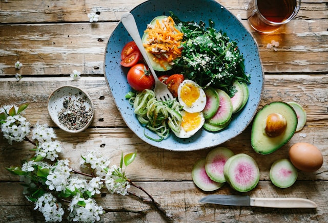 Sajian salad dalam piring. Foto: Unsplash