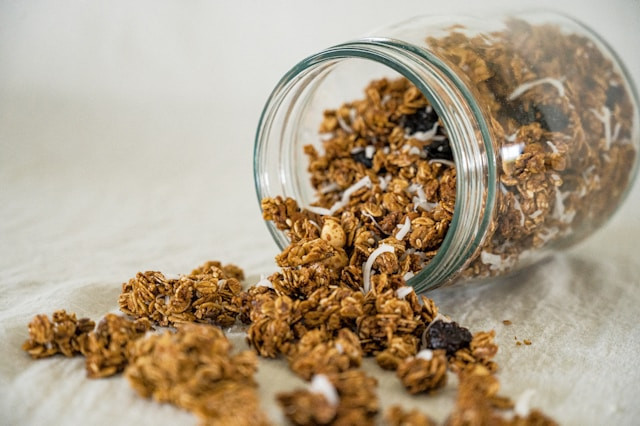 Ilustrasi granola dalam toples kaca. Foto: Unsplash