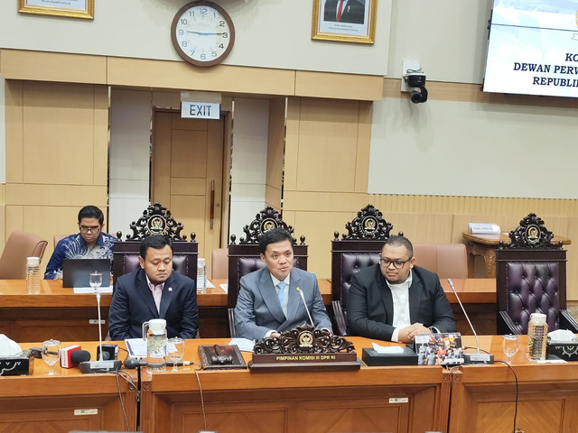 Ketua Komisi III DPR Habiburokhman (tengah) hadiri Ruang Rapat Komisi III DPR pada Selasa (18/11/2025).  Foto: Luthfi Humam/kumparan
