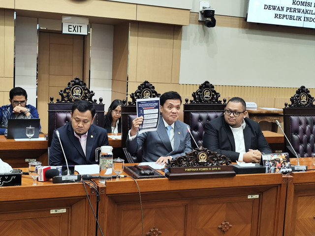 Ketua Komisi III DPR Habiburokhman (tengah) hadiri Ruang Rapat Komisi III DPR pada Selasa (18/11/2025). Foto: Luthfi Humam/kumparan