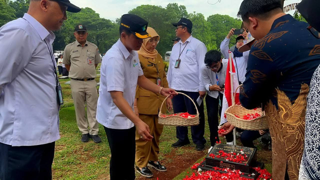 Wakil Menteri Kesehatan Dante Saksono Harbuwono menghadiri tabur bunga di makam para tenaga kesehatan yang gugur saat Covid-19 di TPU Pondok Ranggon, Jakarta Timur, Selasa (18/11/2025). Foto: Nasywa Athifah/kumparan