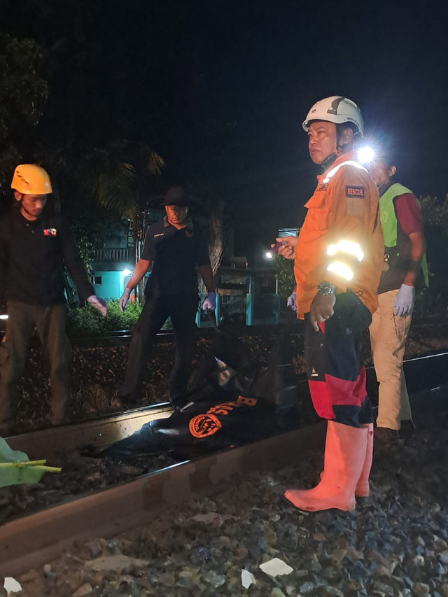 Seorang lansia di Sleman tewas tertabrak kereta api, Selasa (18/11/2025). Foto: Dok. Polresta Sleman
