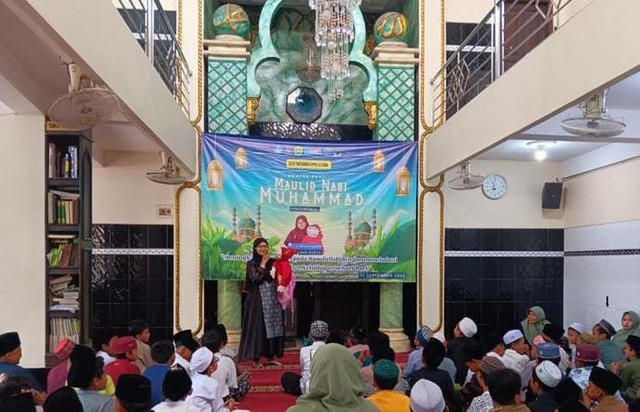Berkisah bersama Kak Nadya dan Ceria dalam Momen Maulid Nabi Muhammad di SDN Wonokromo 1 Surabaya (Sumber : DT Peduli)