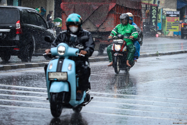 Pengendara motor berkendara saat hujan deras melanda kawasan Jalan Raya Bogor, Pasar Rebo, Jakarta, pada Selasa (18/11/2025). Foto: Iqbal Firdaus/kumparan