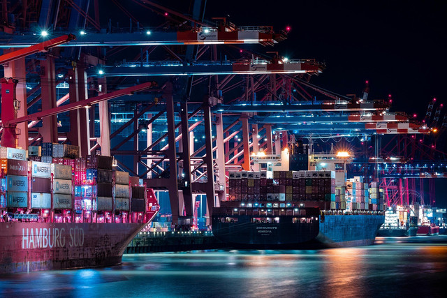 sumber: https://pixabay.com/photos/hamburg-port-ship-container-6849995/