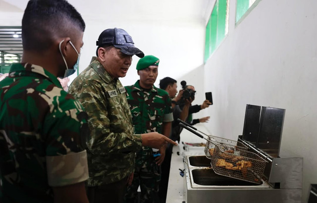 Menteri Pertahanan RI, Sjafrie Sjamsoeddin saat meninjau langsung kesiapan Yonif TP 857/Gana Gajahsora satuan teritorial pembangunan yang menjadi bagian penting dari program nasional penguatan pertahanan wilayah pada Minggu (16/11/2025). Foto: Instagram/ @sjafrie.sjamsoeddin