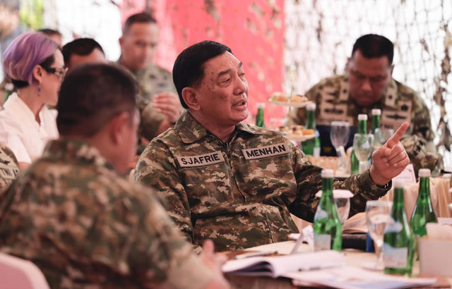 Menteri Pertahanan RI, Sjafrie Sjamsoeddin saat meninjau langsung kesiapan Yonif TP 857/Gana Gajahsora satuan teritorial pembangunan yang menjadi bagian penting dari program nasional penguatan pertahanan wilayah pada Minggu (16/11/2025). Foto: Instagram/ @sjafrie.sjamsoeddin