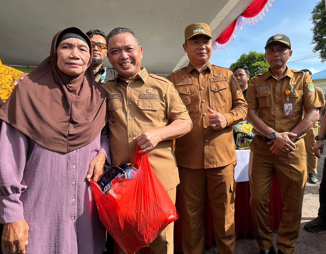 Gubernur Kalimantan Barat (Kalbar), Ria Norsan, dan Bupati Ketapang memberikan secara simbolis paket sembako pasar murah. Foto: Rabiansyah/Hi!Pontianak