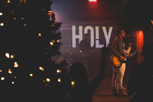 Ilustrasi jadwal Natal Tiberias 2025 di GBK, foto: unsplash/Edward Cisneros