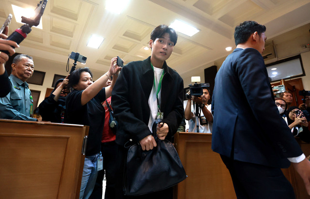 Artis asal Korea Selatan, Na Daehoon saat menjalani sidang cerai perdana di Pengadilan Agama Jakarta Selatan, Jakarta, Selasa, (18/11/2025). Foto: Dok. Agus Apriyanto