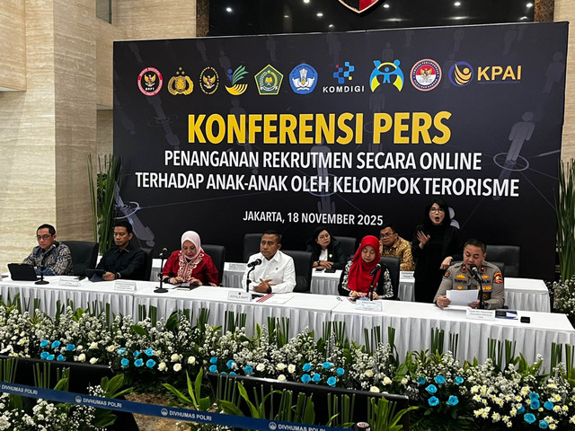 Konferensi Pers Penanganan Rekrutmen Online Terhadap Anak-anak oleh Kelompok Terorisme di Bareskrim Polri, Jakarta Selatan, Selasa (18/11/2025). Foto: Rayyan Farhansyah/kumparan