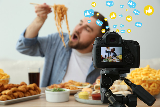 Ilustrasi membuat konten mukbang. Foto: New Africa/Shutterstock
