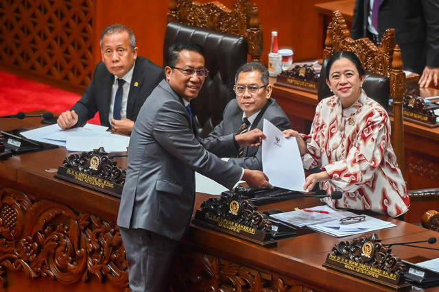 Menteri Hukum Supratman Andi Agtas menyerahkan berkas pendapat akhir kepada Ketua DPR Puan Maharani yang disaksikan oleh Wakil Ketua DPR Adies Kadir (kedua kanan) dan Saan Mustopa (kiri) pada Rapat Paripurna ke-8 DPR RI, di Kompleks Parlemen (18/11). Foto: Rivan Awal Lingga/ANTARA FOTO