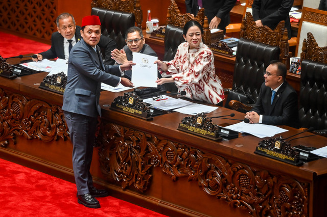 Ketua DPR Puan Maharani (kedua kanan) didampingi Wakil Ketua DPR Sufmi Dasco Ahmad (kanan), Adies Kadir (ketiga kiri) dan Saan Mustopa (kiri) menerima laporan hasil pembahasan dari Ketua Komisi III DPR  Habiburokhman (kedua kiri) pada Rapat Paripurna Foto: Rivan Awal Lingga/ANTARA FOTO