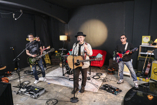 Personil grup musik Padi Reborn Rindra Risyanto Noor, Ari Tri Sosianto, Satrio Yudi Wahono, Surendro Prasetyo, dan Andi Fadly tampil saat berkunjung ke kumparan di Pasar Minggu, Jakarta, Rabu (12/11/2025). Foto: Darryl Ramadhan/kumparan