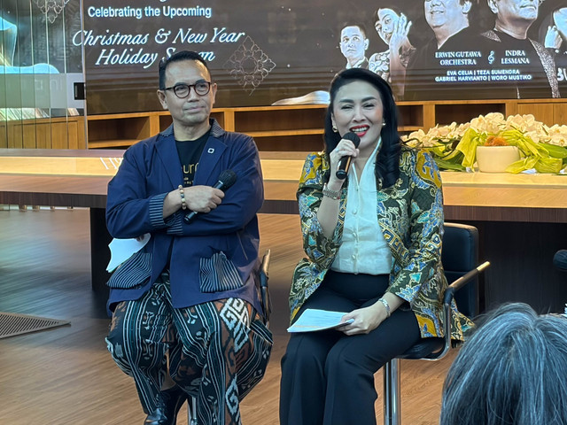 Direktur Utama InJourney Hospitality, Christine Hutabarat (kanan) dan Direktur SDM dan Digital InJourney Herdy Harman (kiri) di kantor Sarinah, Jakarta Pusat, Selasa (18/11/2025). Foto: Najma Ramadhanya/kumparan