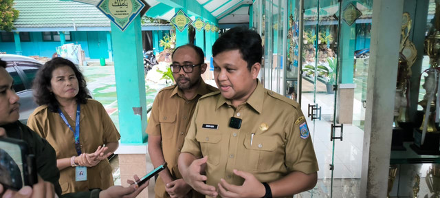 Kepala Dinas Pendidikan dan Kebudayaan Kota Tangsel, Deden Deni memberi keterangan pers di SMPN 19 Tangsel.  Foto: Dok. kumparan