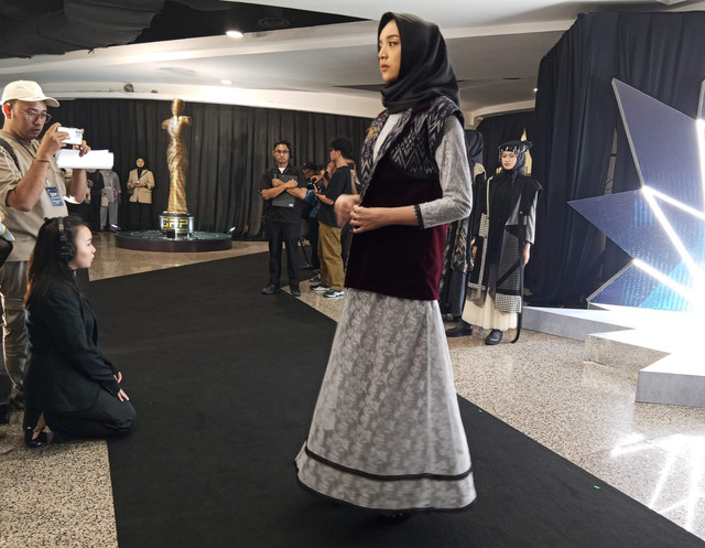 Busana karya desainer Surabaya Listya Ayu, yang terinspirasi dari Kerajaan Panjalu Kediri. Foto: Masruroh/Basra