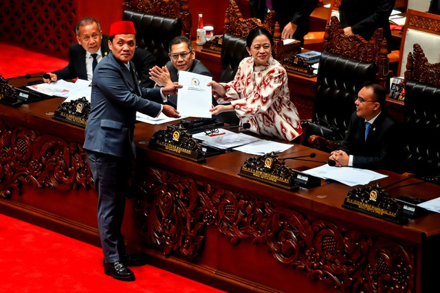 Ketua DPR Puan Maharani (kedua kanan) didampingi Wakil Ketua DPR Sufmi Dasco Ahmad, Adies Kadir dan Saan Mustopa menerima laporan hasil pembahasan dari Ketua Komisi III DPR Habiburokhman pada Rapat Paripurna, Selasa (18/11/2025). Foto: Rivan Awal Lingga/ANTARA FOTO