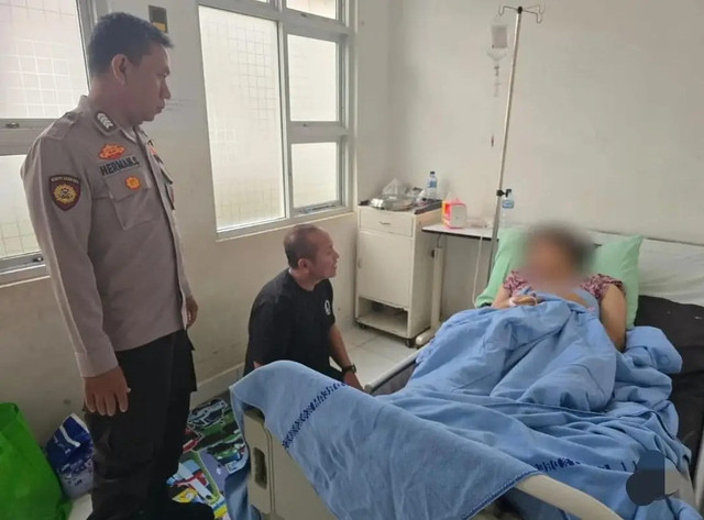 Pelaku pembuangan bayi di Sungai Lilin saat menjalani perawatan usai melahirkan. Foto : Dok. Polsek Sungai Lilin