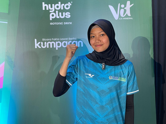 Mellenia Dinda Saputri, wasit wanita di MilkLife Soccer Challenge Malang Seri 1 2025/26. Foto: Aji Nugrahanto/kumparan