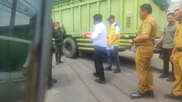 Gubernur Sumsel Herman Deru saat turun langsung meninjau kondisi kerusakan parah di Jalan Lintas Timur (Jalintim) Palembang–Betung, Selasa (18/11/2025). Foto : Istimewa