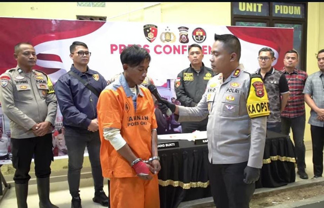 Pelaku penusukan TR (35) saat hadir dalam press rilis di Polres OKI, Sumsel. Foto : Dok Polres OKI