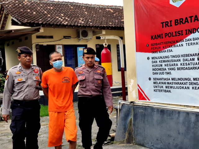 MT saat digiring polisi. Foto: Arfiansyah Panji Purnandaru/kumparan