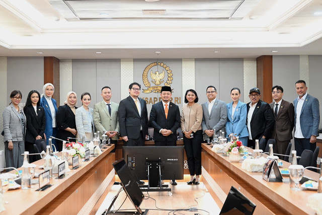 Foto bersama usai Penetapan Ketua BKSAP DPR RI di Ruang Diplomasi BKSAP, Gedung Nusantara III, DPR RI, Jakarta, Selasa, (18/11/2025). Foto: DPR RI