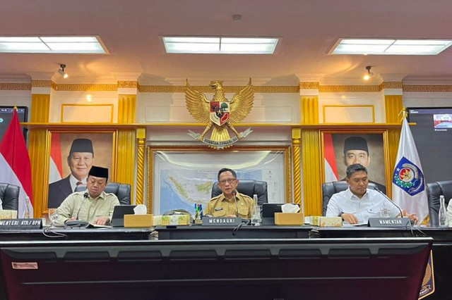 Mendagri Tito Karnavian dan Menteri ATR/BPN Nusron Wahid menghadiri rapat koordinasi di Kantor Kemendagri, Jakarta Pusat, Selasa (18/11/2025). Foto: Nasywa Athifah/kumparan