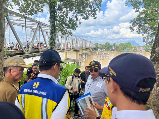 Jembatan Melawi Sintang yang kerap macet. Ketua Komisi V DPR RI, Lasarus mendesak pemerintah pusat mencari solusi. Foto: Yus/Hi!Pontianak