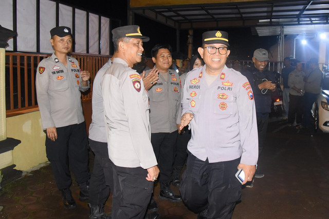 Kapolsek Ijen Iptu Suherdi setelah dijemput usai dibawa oleh massa di Desa Kaligedang, Kecamatan Ijen, Bondowoso. Foto: Polres Bondowoso