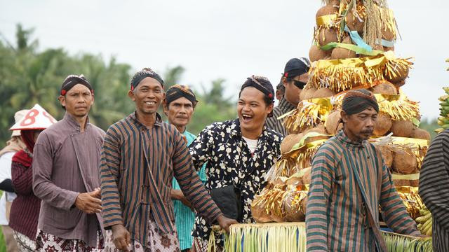 Gambar: Sebuah ilustrasi kegiatan upacara tradisi adat keislaman dalam suku Jawa (Sumber: https://www.pexels.com/id-id/foto/pria-orang-orang-wanita-festival-13529788/)