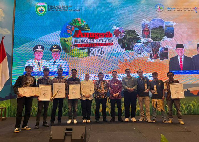 Penerima penghargaan dari APDW Sumsel di Ballroom Aryaduta Palembang pada 18 November 2025/ist. 