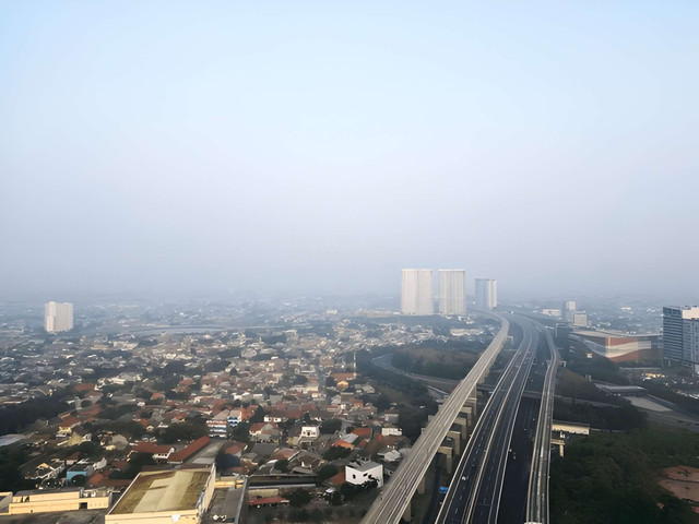 Bekasi City with long highway, tall buildings and smog due to air pollution. Poor air quality in the Jabodetabek area. Concept for climate change, global warming.Sumber:Shutterstock/Rizky Ade Jonathan