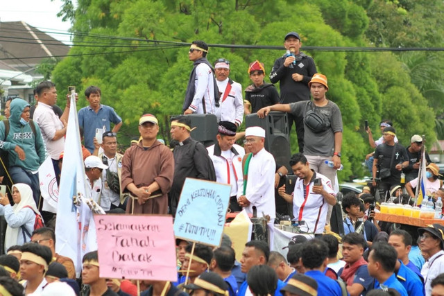 Para tokoh agama turut berdemonstrasi menuntut penutupan PT. TPL di Kantor Gubernur Sumatera Utara pada10 November 2025. Foto: Dimpos Manalu.