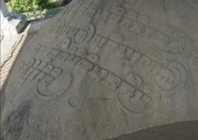 Prasasti Lucem. Terukir pada batu besar di Desa Selopanggung, Kecamatan Semen, Kediri, prasasti ini menjadi bukti bahwa sejak abad ke-11, Kediri telah menjadikan literasi, dokumentasi, dan ketertiban administrasi sebagai fondasi peradaban. Foto: dok. probadi