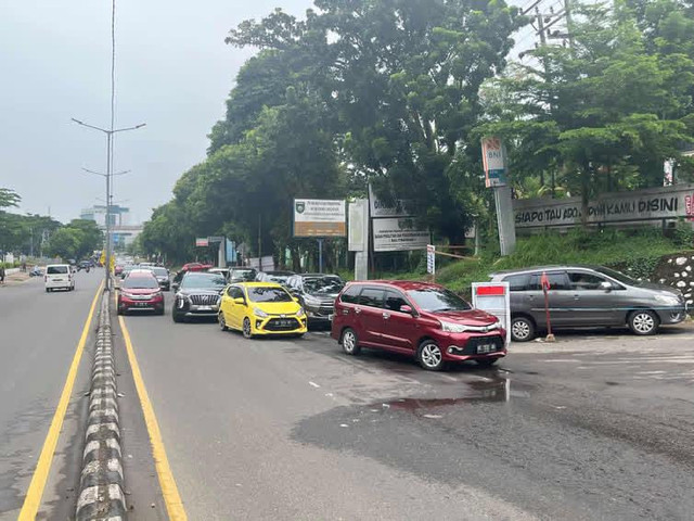 Suasana antrean kendaraan pengisi BBM jenis solar hingga ke luar jalan yang terjadi di SPBU Demang Lebar Daun Palembang, Senin (10/11/2025). Foto : Anyelir Rahayu/Urban Id