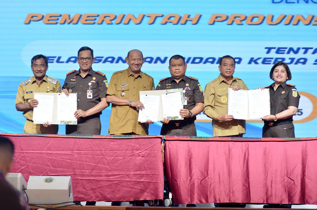 Gubernur Sumatera Utara Bobby Nasution menandatangani MoU dengan Kejati Sumut. Foto: Dok. Istimewa
