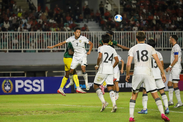 Pemain Timnas Indonesia U-22 Dony Tri Pamungkas berebut bola dengan pemain Timnas Mali U-22 pada pertandingan uji coba di Stadion Pakansari, Bogor, Selasa (18/11/2015).
 Foto: Iqbal Firdaus/kumparan