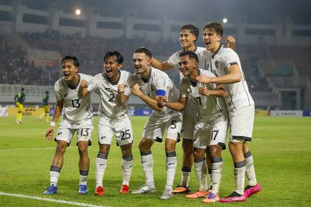 Selebrasi pemain Timnas Indonesia U-22 usai mencetak gol ke gawang Timnas Mali U-22 pada pertandingan uji coba di Stadion Pakansari, Bogor, Selasa (18/11/2015). Foto: Iqbal Firdaus/kumparan