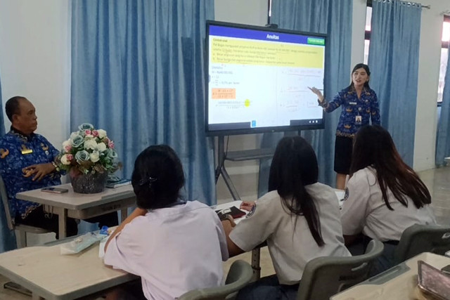 Pemanfaatan Smart Board bantuan pemerintah dalam kegiatan belajar mengajar di SMA Negeri 1 Manado.