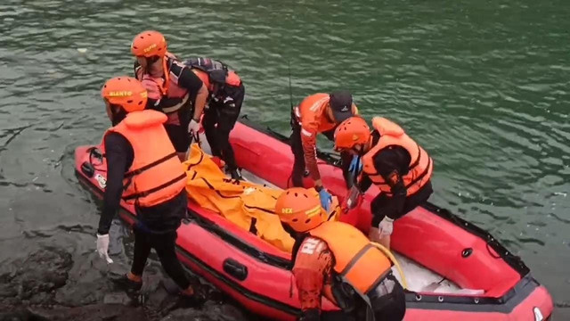 Tim SAR gabungan mengevakuasi jenazah korban terseret ombak saat memancing di Sukabumi, Selasa (18/11). Foto: Dok. Basarnas
