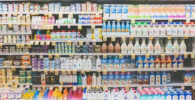 Ilustrasi yogurt kemasan di supermarket. Foto: Unsplash.